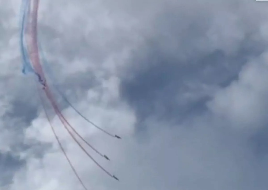 Patrouille de France plane crash: Horror footage shows mid-air collision as jets plummet out of sky – World News – Mirror&nbsp;Online