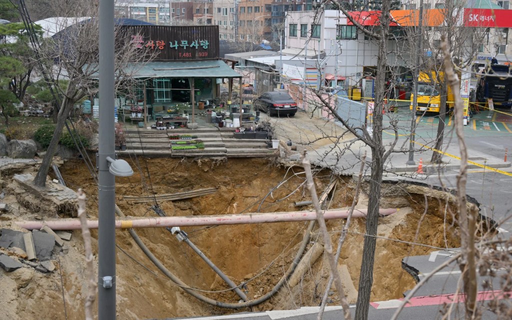 T\’he,\’V\’ideo,\’W\’orld\’s,Falling,\’In,.Giant sinkhole swallows motorcyclist in&nbsp;Seoul